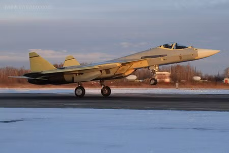 Mẫu thử nghiệm Su-T-50 thứ ba đã có một số thay đổi về cấu trúc và được lắp đặt nhiều hệ thống điện tử hàng không mới nhất của Nga.