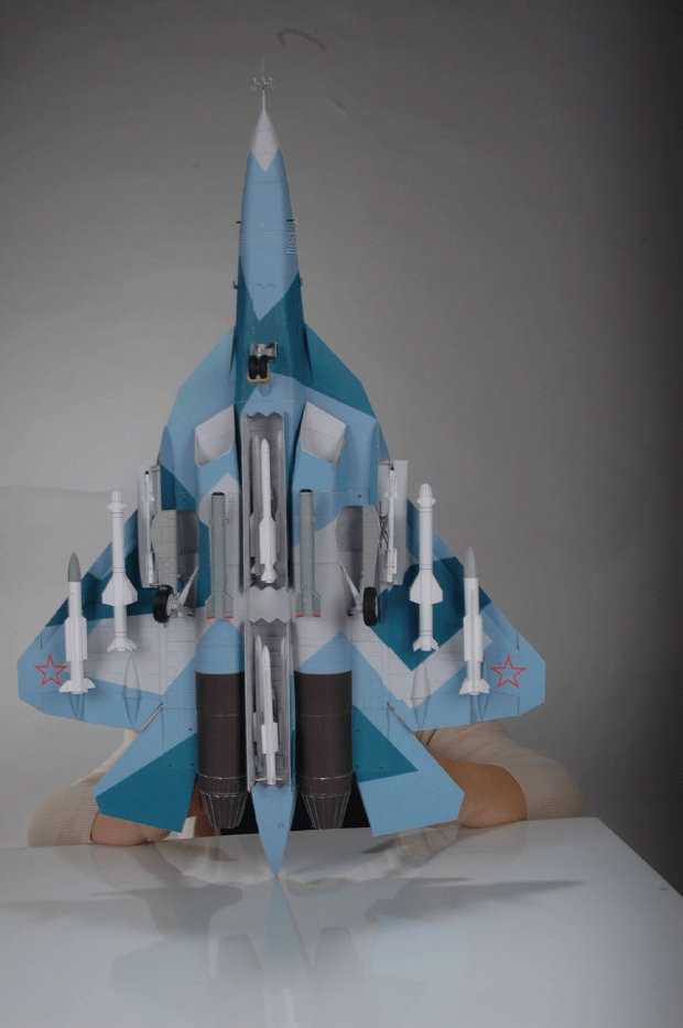 Theo những hình ảnh mà công ty này công bố, máy bay Su-T-50 được trang bị tới 6 tên lửa không – đối – không tầm trung RVV-SD ở hai khoang vũ khí dưới bụng (mỗi khoang mang 3 tên lửa). Theo những hình ảnh mà công ty này công bố, máy bay Su-T-50 được trang bị tới 6 tên lửa không – đối – không tầm trung RVV-SD ở hai khoang vũ khí dưới bụng (mỗi khoang mang 3 tên lửa).