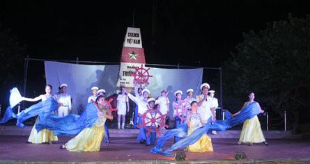 Đoàn văn công hải quân biểu diễn phục vụ quân dân Trường Sa. Đoàn văn công hải quân biểu diễn phục vụ quân dân Trường Sa.