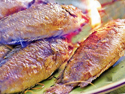 Về phương diện dinh dưỡng, cá rô có thể được xem là giúp bổ xương (khi chiên dòn, ăn cả xương lượng calcium sẽ khá cao), cá còn có khá nhiều chất đạm và ít chất béo (so với cá trê, cá tra). Chú ý: cá rô có thể gây vết thương cho người bắt cá nếu không thận trọng vì vi lưng của cá khá cứng và có đến 16-20 gai nhọn. Xem thêm: Những thực phẩm cực tốt giúp thanh nhiệt, giải độc trong mùa hè / Những món ăn dân dã cực tốt cho sức khỏe (P7) Về phương diện dinh dưỡng, cá rô có thể được xem là giúp bổ xương (khi chiên dòn, ăn cả xương lượng calcium sẽ khá cao), cá còn có khá nhiều chất đạm và ít chất béo (so với cá trê, cá tra). Chú ý: cá rô có thể gây vết thương cho người bắt cá nếu không thận trọng vì vi lưng của cá khá cứng và có đến 16-20 gai nhọn. Xem thêm: Những thực phẩm cực tốt giúp thanh nhiệt, giải độc trong mùa hè / Những món ăn dân dã cực tốt cho sức khỏe (P7)