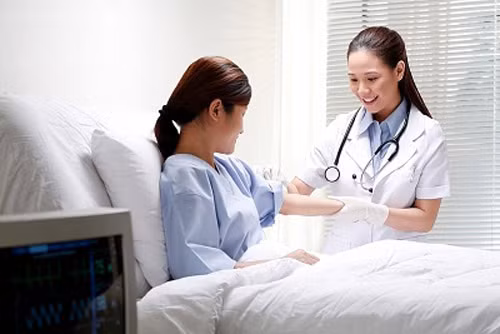 Xét nghiệm Pap: Nếu bạn đang lo lắng rằng xét nghiệm này gây đau hoặc khó chịu thì hãy thay đổi suy nghĩ. Thực sự thì xét nghiệm Pap không gây nhiều phiền toái cho bạn. Đối với phụ nữ thì đây là một trong những kiểm tra sức khỏe quan trọng nhất và vì vậy bạn nên thực hiện xét nghiệm Pap định kỳ. Xem thêm: 16 tác dụng tốt của hành tây với sức khỏe có thể bạn chưa biết / Điểm mặt những loài hoa quả đẹp nhưng có nhiều độc tố gây nguy hiểm