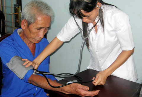 Huyết áp: Đây là một trong những kiểm tra sức khỏe quan trọng nhất mà bạn nên thực hiện. Nếu bạn đang dùng thuốc tránh thai thì cũng đừng quên kiểm tra huyết áp thường xuyên vì một số thuốc tránh thai có thể ảnh hưởng đến huyết áp. Huyết áp cao có thể là một chỉ báo các vấn đề sức khỏe, vì vậy hãy kiểm tra huyết áp định kỳ. Xem thêm: 16 tác dụng tốt của hành tây với sức khỏe có thể bạn chưa biết / Điểm mặt những loài hoa quả đẹp nhưng có nhiều độc tố gây nguy hiểm