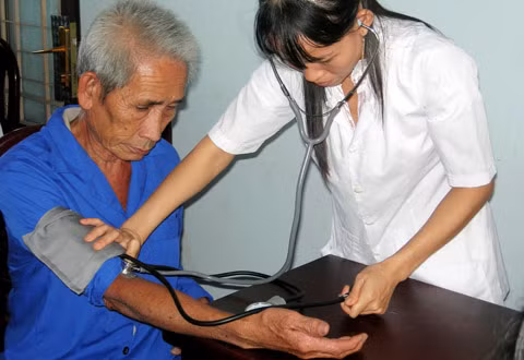 Huyết áp: Đây là một trong những kiểm tra sức khỏe quan trọng nhất mà bạn nên thực hiện. Nếu bạn đang dùng thuốc tránh thai thì cũng đừng quên kiểm tra huyết áp thường xuyên vì một số thuốc tránh thai có thể ảnh hưởng đến huyết áp. Huyết áp cao có thể là một chỉ báo các vấn đề sức khỏe, vì vậy hãy kiểm tra huyết áp định kỳ. Xem thêm: 16 tác dụng tốt của hành tây với sức khỏe có thể bạn chưa biết / Điểm mặt những loài hoa quả đẹp nhưng có nhiều độc tố gây nguy hiểm