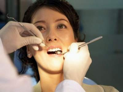 Răng: Bạn không bị đau răng hoặc khó chịu không đồng nghĩa là bạn không có vấn đề gì về răng miệng. Hãy đảm bảo việc khám răng thường xuyên – có mối liên quan được chứng minh giữa bệnh lợi và các vấn đề về tim, vì vậy hãy chăm sóc răng miệng để luôn có nụ cượng rạng rỡ. Xem thêm: 16 tác dụng tốt của hành tây với sức khỏe có thể bạn chưa biết / Điểm mặt những loài hoa quả đẹp nhưng có nhiều độc tố gây nguy hiểm