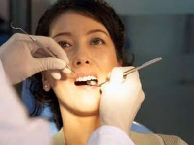 Răng: Bạn không bị đau răng hoặc khó chịu không đồng nghĩa là bạn không có vấn đề gì về răng miệng. Hãy đảm bảo việc khám răng thường xuyên – có mối liên quan được chứng minh giữa bệnh lợi và các vấn đề về tim, vì vậy hãy chăm sóc răng miệng để luôn có nụ cượng rạng rỡ. Xem thêm: 16 tác dụng tốt của hành tây với sức khỏe có thể bạn chưa biết / Điểm mặt những loài hoa quả đẹp nhưng có nhiều độc tố gây nguy hiểm