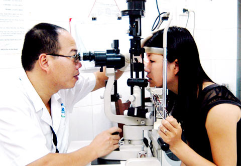 Khám mắt: Nhiều người nghĩ rằng họ không cần khám mắt vì thị lực của họ vẫn ổn. Tuy nhiên, việc khám mắt không chỉ để kiểm tra xem liệu bạn có phải đeo kính hay không mà còn có thể phát hiện nhiều vấn đề khác về mắt. Nếu bạn phải lái xe thì khám mắt thường xuyên là một việc làm khôn ngoan để chắc chắn rằng thị lực của bạn vẫn đảm bảo tiêu chuẩn. Xem thêm: 16 tác dụng tốt của hành tây với sức khỏe có thể bạn chưa biết / Điểm mặt những loài hoa quả đẹp nhưng có nhiều độc tố gây nguy hiểm