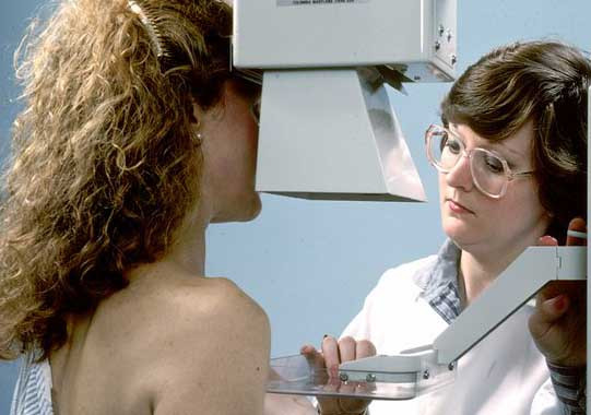 Khám vú: Ung thư vú có thể hiếm gặp ở phụ nữ trẻ tuổi song vẫn có thể xảy ra, vì vậy hãy tự kiểm tra vú hàng tháng. Làm vậy có thể giúp phát hiện bất kỳ thay đổi nào và tiến hành kiểm tra. Xem thêm: 16 tác dụng tốt của hành tây với sức khỏe có thể bạn chưa biết / Điểm mặt những loài hoa quả đẹp nhưng có nhiều độc tố gây nguy hiểm