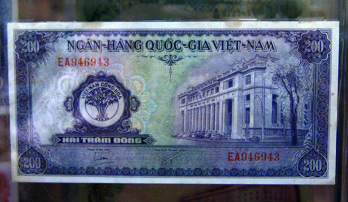 Tờ hai trăm đồng năm 1958.