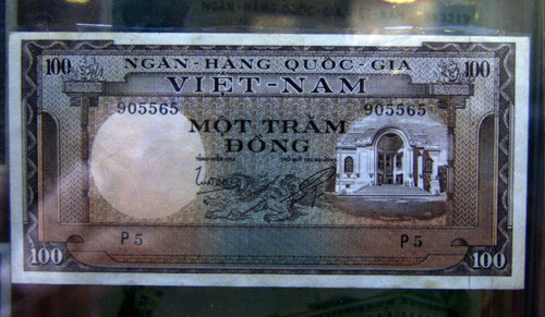Tờ một trăm đồng có năm 1954.
