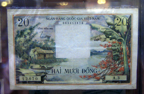 Tờ hai trăm đồng in hình túp lều và cây chuối.