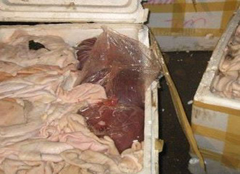 Những lô nội tạng thối nếu không bị cơ quan chức năng sớm phát hiện kịp thời thì sẽ ảnh hưởng nghiêm trọng đến sức khỏe người tiêu dùng.(VNE) Xem thêm: Cách mua thịt lợn an toàn và không dùng chất cấm / Gà vàng, heo quay hấp dẫn "nhờ"... phẩm độc