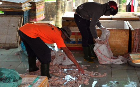 Một cơ sở chế biến nội tạng thối bị cơ quan chức năng phát hiện (Ảnh CNND) Xem thêm: Cách mua thịt lợn an toàn và không dùng chất cấm / Gà vàng, heo quay hấp dẫn "nhờ"... phẩm độc