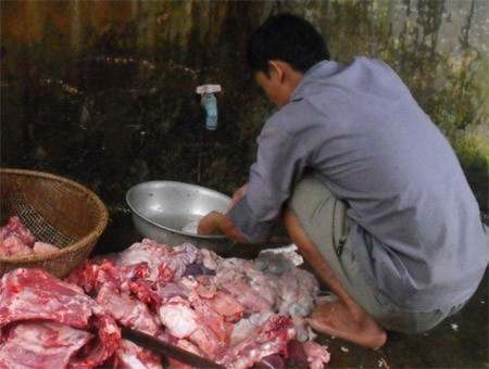Thịt thối, bẩn đang trong quá trình xử lý (Ảnh phunutoday) Xem thêm: Cách mua thịt lợn an toàn và không dùng chất cấm / Gà vàng, heo quay hấp dẫn "nhờ"... phẩm độc