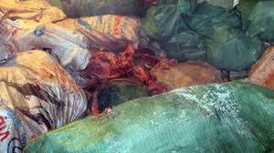 Những thực phẩm thối, kém chất lượng, không đảm bảo vệ sinh an toàn thực phẩm sẽ ảnh hưởng lớn đến sức khỏe khi sử dụng. Đặc biệt là trẻ nhỏ. Nếu trẻ em ăn phải những thực phẩm thối sẽ rất dễ mắc phải hội chứng blue baby.Hội chứng này cũng được gọi là methemoglobin, là một hiện tượng rối loạn máu. Máu không mang đủ oxy đi khắp cơ thể. Rối loạn này có thể được di truyền hoặc mắc phải do tiếp xúc với một số thuốc, chẳng hạn như kháng sinh, hóa chất và nitrat được tìm thấy trong thực phẩm và nước uống. Ảnh: thối tại cở sở ông ông Nguyễn Duy Tân. (Ảnh: Vietnamnet.vn) Xem thêm: Cách mua thịt lợn an toàn và không dùng chất cấm / Gà vàng, heo quay hấp dẫn "nhờ"... phẩm độc