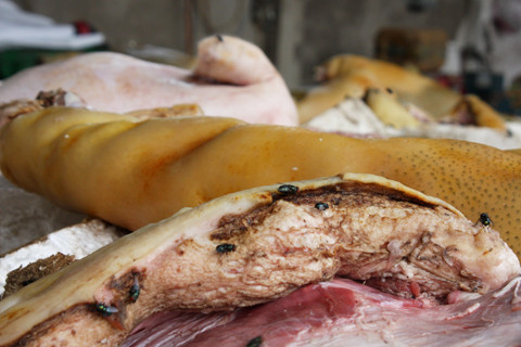 Những miếng thịt đã có biểu hiện bị phân hủy vẫn được bày bán ở ngoài chợ. (Ảnh: Tin tức) Xem thêm: Cách mua thịt lợn an toàn và không dùng chất cấm / Gà vàng, heo quay hấp dẫn "nhờ"... phẩm độc