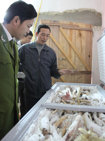 Cơ quan chức năng đã bắt và xử lý mỗi vụ hang chục tấn thịt cũng như nội tạng thối.(VNE) Xem thêm: Cách mua thịt lợn an toàn và không dùng chất cấm / Gà vàng, heo quay hấp dẫn "nhờ"... phẩm độc