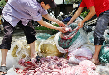 Thực phẩm kém chất lượng, ảnh hưởng nghiêm trọng đến sức khỏe người tiêu dùng (Ảnh ĐS&PL) Xem thêm: Cách mua thịt lợn an toàn và không dùng chất cấm / Gà vàng, heo quay hấp dẫn "nhờ"... phẩm độc