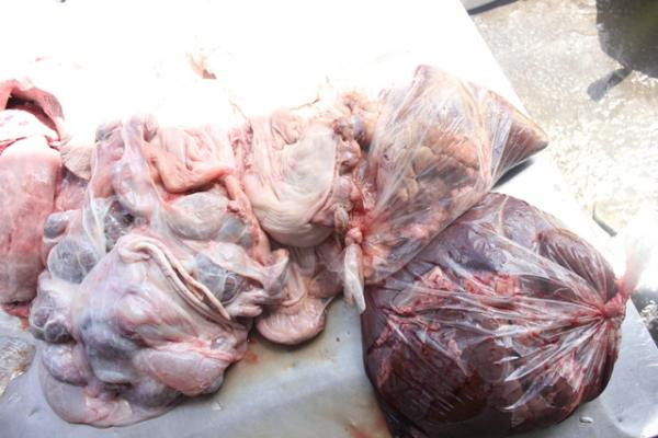Sức khỏe chúng ta sẽ ra sao nếu ăn phải những nội tạng như thế này? Xem thêm: Cách mua thịt lợn an toàn và không dùng chất cấm / Gà vàng, heo quay hấp dẫn "nhờ"... phẩm độc