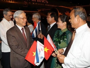 Cán bộ, nhân viên Đại sứ quán, đại diện Việt kiều và sinh viên Việt Nam đón Tổng Bí thư Nguyễn Phú Trọng tại sân bay Quốc tế José Martí. (Ảnh : Trí Dũng/TTXVN) Cán bộ, nhân viên Đại sứ quán, đại diện Việt kiều và sinh viên Việt Nam đón Tổng Bí thư Nguyễn Phú Trọng tại sân bay Quốc tế José Martí. (Ảnh : Trí Dũng/TTXVN)