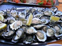 Con hàu: Trong thịt hàu chứa nhiều chất kẽm, là chất rất quan trọng cho trí não. Thiếu kẽm sẽ gây suy yếu hoạt động của não, dẫn đến tình trạng mơ màng thiếu tập trung, rối loạn vị giác và khứu giác. Nhưng các sĩ tử cần chú ý là không được sử dụng hàu sống khi ăn. Xem thêm: Những loại quả cực tốt giúp thanh nhiệt giải độc mùa hè / Lộ diện "hung thủ" khiến phụ nữ mọc ria, nổi mụn, béo phì kỳ quái Con hàu: Trong thịt hàu chứa nhiều chất kẽm, là chất rất quan trọng cho trí não. Thiếu kẽm sẽ gây suy yếu hoạt động của não, dẫn đến tình trạng mơ màng thiếu tập trung, rối loạn vị giác và khứu giác. Nhưng các sĩ tử cần chú ý là không được sử dụng hàu sống khi ăn. Xem thêm: Những loại quả cực tốt giúp thanh nhiệt giải độc mùa hè / Lộ diện "hung thủ" khiến phụ nữ mọc ria, nổi mụn, béo phì kỳ quái