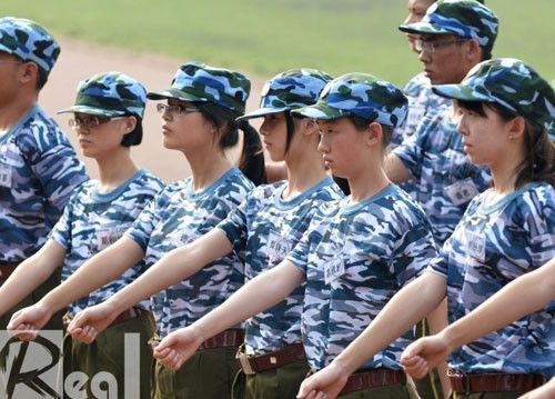 Sinh viên trường đại học Thanh Hoa trong một buổi học quốc phòng. Sinh viên trường đại học Thanh Hoa trong một buổi học quốc phòng.