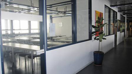 Khu ký túc xá dành cho sinh viên có đầy đủ tiện nghi nằm ngay trong khuôn viên của nhà trường, rất thuận tiện cho những sinh viên quốc tế mới đến học tại trường. Trường thường xuyên tổ chức những hoạt động giải trí, thể thao, giao lưu, triển lãm sách,… đảm bảo đời sống tinh thần phong phú cho sinh viên.