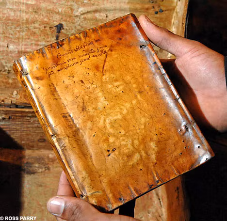 Cuốn sách đóng bằng da của linh mục Henry Garnet