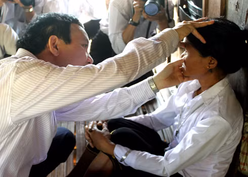 Một số người bị nặng còn kèm thêm hội chứng tràn dịch đa màng và viêm cơ tim. Bệnh nhân có thể bị tử vong nếu không được điều trị kịp thời và đúng phác đồ. Nguyên nhân tử vong chủ yếu do bệnh nhân bị biến chứng đường tiêu hóa phải can thiệp ngoại khoa nhưng không thể cứu được vì máu chảy liên tục. Xem thêm: Phát hoảng với những thân hình "khủng" nhất thế giới do ăn nhiều / 11 loại thảo dược dễ tìm giúp bạn có hơi thở thơm tho