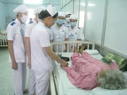 Điều trị lao xương khớp chủ yếu vẫn là dùng các thuốc chống lao đúng nguyên tắc theo đường toàn thân. Cần để khớp nghỉ tương đối ở giai đoạn đầu chừng 4-5 tuần bằng cách nằm trên giường cứng không nên nằm trên đệm mềm, cũng không cần bó bột bất động tuyệt đối như cách điều trị trước đây. Sau đó phải tập vận động khớp để tránh cứng khớp. Xem thêm: Những món ăn phòng bệnh trúng gió hiệu quả. Điều trị lao xương khớp chủ yếu vẫn là dùng các thuốc chống lao đúng nguyên tắc theo đường toàn thân. Cần để khớp nghỉ tương đối ở giai đoạn đầu chừng 4-5 tuần bằng cách nằm trên giường cứng không nên nằm trên đệm mềm, cũng không cần bó bột bất động tuyệt đối như cách điều trị trước đây. Sau đó phải tập vận động khớp để tránh cứng khớp. Xem thêm: Những món ăn phòng bệnh trúng gió hiệu quả.