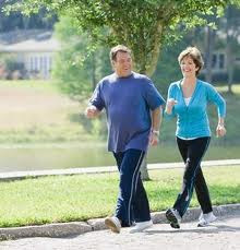 Cách phòng tránh bệnh loãng xương: Cần duy trì một chế độ dinh dưỡng hợp lý, một nếp sống lành mạnh, năng động, kết hợp hài hòa giữa công việc hàng ngày, hoạt động thể lực, giải trí... ngay từ khi còn nhỏ. Khi còn trẻ, tránh các thói quen gây ảnh hưởng xấu tới chuyển hóa canxi như: uống nhiều rượu, bia, cafe, hút thuốc, ăn kiêng qúa mức, thụ động, ít vận động thể lực... Từ tuổi 40, hoạt động của các tế bào hủy xương bắt đầu trội hơn các tế bào sinh xương vì vậy chúng ta nên bổ xung đủ lượng calci cần thiết bằng chế độ ăn uống hàng ngày và tăng cường các hoạt động thể lực ngoài trời. Xem thêm: Những món ăn phòng bệnh trúng gió hiệu quả. Cách phòng tránh bệnh loãng xương: Cần duy trì một chế độ dinh dưỡng hợp lý, một nếp sống lành mạnh, năng động, kết hợp hài hòa giữa công việc hàng ngày, hoạt động thể lực, giải trí... ngay từ khi còn nhỏ. Khi còn trẻ, tránh các thói quen gây ảnh hưởng xấu tới chuyển hóa canxi như: uống nhiều rượu, bia, cafe, hút thuốc, ăn kiêng qúa mức, thụ động, ít vận động thể lực... Từ tuổi 40, hoạt động của các tế bào hủy xương bắt đầu trội hơn các tế bào sinh xương vì vậy chúng ta nên bổ xung đủ lượng calci cần thiết bằng chế độ ăn uống hàng ngày và tăng cường các hoạt động thể lực ngoài trời. Xem thêm: Những món ăn phòng bệnh trúng gió hiệu quả.