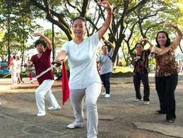 Cách phòng ngừa: Để phòng tránh hiệu quả bị thoái hóa cột sống, chúng ta cần lưu ý một số điều sau: Với những người lao động trí óc, cứ ngồi làm việc khoảng 1 – 2 tiếng phải đứng dậy đi lại, tập một vài động tác có lợi cho lưng; Với người lao động chân tay, chú ý không mang vác quá sức. Với những vật quá nặng, không bao giờ được đứng cúi lưng để nhấc vật lên mà phải ngồi xổm xuống, nâng vật lên từ từ: Tập thể dục thường xuyên, đều đặn. Tập Thái cực quyền, bơi lội là rất tốt để phòng ngừa đau lưng do thoái hoá cột sống. Xem thêm: Những món ăn phòng bệnh trúng gió hiệu quả. Cách phòng ngừa: Để phòng tránh hiệu quả bị thoái hóa cột sống, chúng ta cần lưu ý một số điều sau: Với những người lao động trí óc, cứ ngồi làm việc khoảng 1 – 2 tiếng phải đứng dậy đi lại, tập một vài động tác có lợi cho lưng; Với người lao động chân tay, chú ý không mang vác quá sức. Với những vật quá nặng, không bao giờ được đứng cúi lưng để nhấc vật lên mà phải ngồi xổm xuống, nâng vật lên từ từ: Tập thể dục thường xuyên, đều đặn. Tập Thái cực quyền, bơi lội là rất tốt để phòng ngừa đau lưng do thoái hoá cột sống. Xem thêm: Những món ăn phòng bệnh trúng gió hiệu quả.