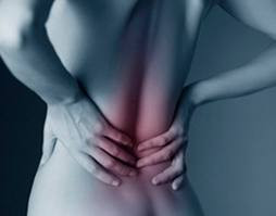 Đau cột sống, đau như thắt ngang cột sống hoặc lan sang một hoặc hai bên mạn sườn do kích thích các rễ thần kinh liên sườn. Đau cột sống thường kèm theo co cứng các cơ dọc cột sống gây đau, giật cơ khi thay đổi tư thế. Lúc nằm yên, người bệnh thường thấy dễ chịu hơn. Xem thêm: Những món ăn phòng bệnh trúng gió hiệu quả. Đau cột sống, đau như thắt ngang cột sống hoặc lan sang một hoặc hai bên mạn sườn do kích thích các rễ thần kinh liên sườn. Đau cột sống thường kèm theo co cứng các cơ dọc cột sống gây đau, giật cơ khi thay đổi tư thế. Lúc nằm yên, người bệnh thường thấy dễ chịu hơn. Xem thêm: Những món ăn phòng bệnh trúng gió hiệu quả.