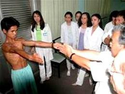 Cùng với các dấu hiệu nhiễm khuẩn, sưng các khớp, bệnh nhân lao xương khớp sẽ thấy các hoạt động cơ thể khó khăn hơn do các khớp và xương đau nhẹ hoặc vừa phải. Các dấu hiệu khác có thể gặp là teo các cơ vận động khớp; gù vẹo, gấp khúc cột sống trong lao cột sống, đi tập tễnh lệch người trong lao khớp háng; liệt và rối loạn cơ tròn do ổ áp-xe lạnh gây chèn ép vào tủy sống… Xem thêm: Những món ăn phòng bệnh trúng gió hiệu quả. Cùng với các dấu hiệu nhiễm khuẩn, sưng các khớp, bệnh nhân lao xương khớp sẽ thấy các hoạt động cơ thể khó khăn hơn do các khớp và xương đau nhẹ hoặc vừa phải. Các dấu hiệu khác có thể gặp là teo các cơ vận động khớp; gù vẹo, gấp khúc cột sống trong lao cột sống, đi tập tễnh lệch người trong lao khớp háng; liệt và rối loạn cơ tròn do ổ áp-xe lạnh gây chèn ép vào tủy sống… Xem thêm: Những món ăn phòng bệnh trúng gió hiệu quả.