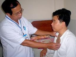 Cách phòng và chữa: Khi thấy các dấu hiệu kể trên, bệnh nhân cần sớm đi khám xương khớp và lao để chẩn đoán loại trừ. Đừng chủ quan cho rằng cơ thể mệt mỏi, đau nhức là do thay đổi thời tiết, do lao động quá sức,… mà trì hoãn việc kiểm tra sức khỏe. Xem thêm: Những món ăn phòng bệnh trúng gió hiệu quả. Cách phòng và chữa: Khi thấy các dấu hiệu kể trên, bệnh nhân cần sớm đi khám xương khớp và lao để chẩn đoán loại trừ. Đừng chủ quan cho rằng cơ thể mệt mỏi, đau nhức là do thay đổi thời tiết, do lao động quá sức,… mà trì hoãn việc kiểm tra sức khỏe. Xem thêm: Những món ăn phòng bệnh trúng gió hiệu quả.