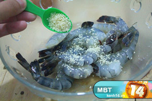 Bước 2: Ướp tôm với hạt nêm cho vừa khẩu vị trong khoảng 15 phút. Xem thêm: các bài thuốc dân gian chữa bệnh hiệu quả. Bước 2: Ướp tôm với hạt nêm cho vừa khẩu vị trong khoảng 15 phút. Xem thêm: các bài thuốc dân gian chữa bệnh hiệu quả.
