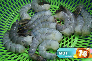 Bước 1: Bóc vỏ tôm, chừa đuôi, rửa thật sạch và để ráo. Xem thêm: các bài thuốc dân gian chữa bệnh hiệu quả. Bước 1: Bóc vỏ tôm, chừa đuôi, rửa thật sạch và để ráo. Xem thêm: các bài thuốc dân gian chữa bệnh hiệu quả.