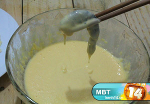 Bước 5: Nhúng tôm vào hỗn hợp bột và trứng vừa mới đánh, sao cho bột áo đều xung quanh. Xem thêm: các bài thuốc dân gian chữa bệnh hiệu quả. Bước 5: Nhúng tôm vào hỗn hợp bột và trứng vừa mới đánh, sao cho bột áo đều xung quanh. Xem thêm: các bài thuốc dân gian chữa bệnh hiệu quả.