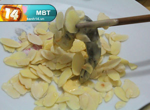 Bước 6: Lăn tôm qua hạnh nhân. Xem thêm: các bài thuốc dân gian chữa bệnh hiệu quả. Bước 6: Lăn tôm qua hạnh nhân. Xem thêm: các bài thuốc dân gian chữa bệnh hiệu quả.