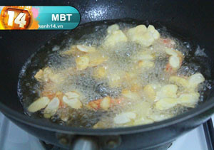 Bước 7: Chiên trong chảo dầu nóng đến khi thấy tôm đổi màu đỏ thì mình vớt ra và để lên giấy thấm dầu cho ráo. Xem thêm: các bài thuốc dân gian chữa bệnh hiệu quả. Bước 7: Chiên trong chảo dầu nóng đến khi thấy tôm đổi màu đỏ thì mình vớt ra và để lên giấy thấm dầu cho ráo. Xem thêm: các bài thuốc dân gian chữa bệnh hiệu quả.