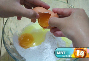 Bước 3: Đập trứng vào bột tempura. Xem thêm: các bài thuốc dân gian chữa bệnh hiệu quả. Bước 3: Đập trứng vào bột tempura. Xem thêm: các bài thuốc dân gian chữa bệnh hiệu quả.