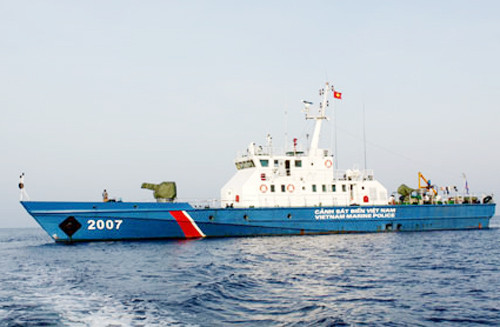 Đến tọa độ đã định, kỳ hạm 2007 vượt lên dẫn đầu đội hình, tiếp đến là kỳ hạm 301, kỳ viên 2008 và kỳ viên 46013, tiến vào vùng đánh bắt cá chung phía Việt Nam. Việc tuần tra liên hợp lần này được thực hiện lần lượt trên vùng đánh bắt cá chung phía mỗi nước, với diện tích tương đương nhau. Ảnh: Tàu 2007 tại khu vực biển đảo Cồn Cỏ