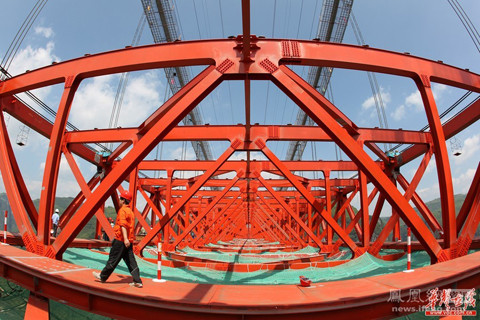 Các công nhân làm việc trong giai đoạn thi công. Ảnh: Ifeng Các công nhân làm việc trong giai đoạn thi công. Ảnh: Ifeng