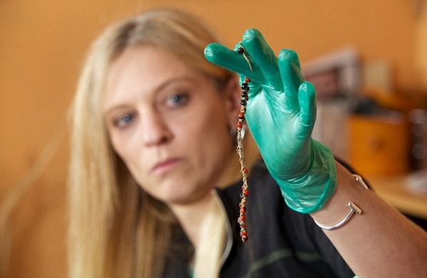 Những hạt cườm trên chiếc vòng này có chứa abrin, một chất độc hại có nguồn gốc từ Peru.