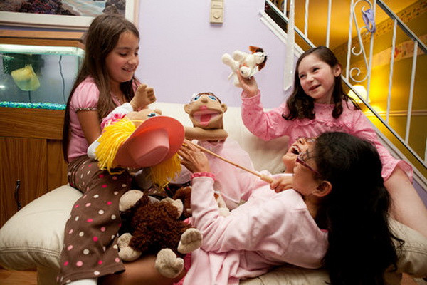 Chơi đùa cùng bạn bè. Xem thêm: Những hình ảnh thương tâm về căn bệnh 'lạ' ở Quảng Ngãi / Điểm danh một số người mắc hội chứng kỳ lạ "người sói" Chơi đùa cùng bạn bè. Xem thêm: Những hình ảnh thương tâm về căn bệnh 'lạ' ở Quảng Ngãi / Điểm danh một số người mắc hội chứng kỳ lạ "người sói"