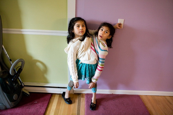 Mặc dù là song sinh nhưng Carmen và Lupita lại có tính cách hoàn toàn khác nhau. Carmen hài hước, vui vẻ, sôi nổi còn Lupita lại rụt rè, ít nói. Cặp song sinh này cũng thường xuyên cùng nhau chơi những trò chơi như nhảy dây, đàn... Hai chị em luôn hòa thuận và rất hiếm khi cãi vã. Có lẽ do sống chung một cơ thể nên họ rất đồng cảm với nhau. Xem thêm: Những hình ảnh thương tâm về căn bệnh 'lạ' ở Quảng Ngãi / Điểm danh một số người mắc hội chứng kỳ lạ "người sói" Mặc dù là song sinh nhưng Carmen và Lupita lại có tính cách hoàn toàn khác nhau. Carmen hài hước, vui vẻ, sôi nổi còn Lupita lại rụt rè, ít nói. Cặp song sinh này cũng thường xuyên cùng nhau chơi những trò chơi như nhảy dây, đàn... Hai chị em luôn hòa thuận và rất hiếm khi cãi vã. Có lẽ do sống chung một cơ thể nên họ rất đồng cảm với nhau. Xem thêm: Những hình ảnh thương tâm về căn bệnh 'lạ' ở Quảng Ngãi / Điểm danh một số người mắc hội chứng kỳ lạ "người sói"