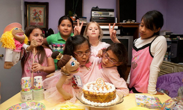 Điều khiến mọi người khâm phục hai chị em Carmen và Lupita chính là nghị lực sống, mặc dù có cơ thể không giống người bình thường nhưng hai chị em luôn sống hòa nhập với cộng đồng. Ảnh: Cả hai cùng tổ chức sinh nhật 9 tuổi Xem thêm: Những hình ảnh thương tâm về căn bệnh 'lạ' ở Quảng Ngãi / Điểm danh một số người mắc hội chứng kỳ lạ "người sói" Điều khiến mọi người khâm phục hai chị em Carmen và Lupita chính là nghị lực sống, mặc dù có cơ thể không giống người bình thường nhưng hai chị em luôn sống hòa nhập với cộng đồng. Ảnh: Cả hai cùng tổ chức sinh nhật 9 tuổi Xem thêm: Những hình ảnh thương tâm về căn bệnh 'lạ' ở Quảng Ngãi / Điểm danh một số người mắc hội chứng kỳ lạ "người sói"