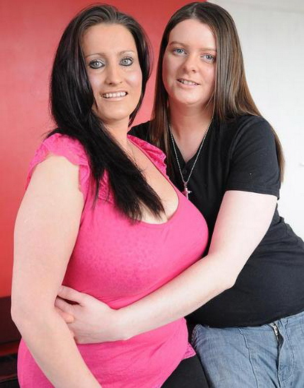 Sau cơn hôn mê, cô Vikki (trái) bỗng thấy không còn bị hấp dẫn bởi những người đàn ông nữa, thay vào đó, cô cảm thấy thích phụ nữ. Cô hiện đang yêu Julie Smith (phải).