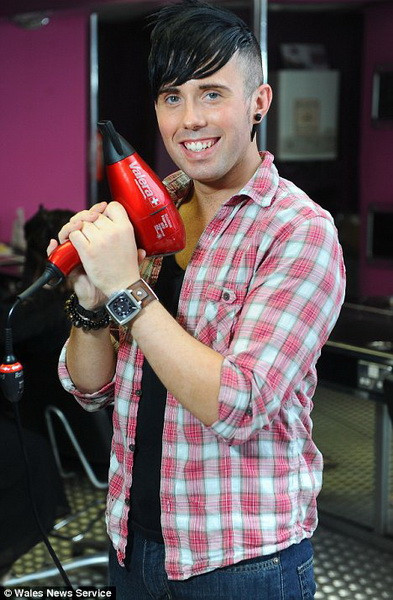 Anh Chris Birch sau khi đột quỵ bỗng dưng... chuyển giới.