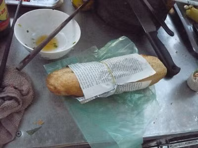 Dùng báo gói thực phẩm có thể gây hại dẫn đến nhiễm độc chì. Ảnh: TL