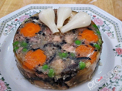 Thịt đông xưa nay vẫn là món ăn quen thuộc, đặc trưng của miền Bắc trong những ngày mùa đông. Thịt đông phải ăn nguội, lạnh, ăn với cơm nóng mới ngon và sẽ có cảm giác man mát ở đầu lưỡi. Xem thêm: Những thực phẩm cực tốt cho "đấng mày râu"/ Những loài cá nước ngọt cực tốt cho sức khỏe Thịt đông xưa nay vẫn là món ăn quen thuộc, đặc trưng của miền Bắc trong những ngày mùa đông. Thịt đông phải ăn nguội, lạnh, ăn với cơm nóng mới ngon và sẽ có cảm giác man mát ở đầu lưỡi. Xem thêm: Những thực phẩm cực tốt cho "đấng mày râu"/ Những loài cá nước ngọt cực tốt cho sức khỏe